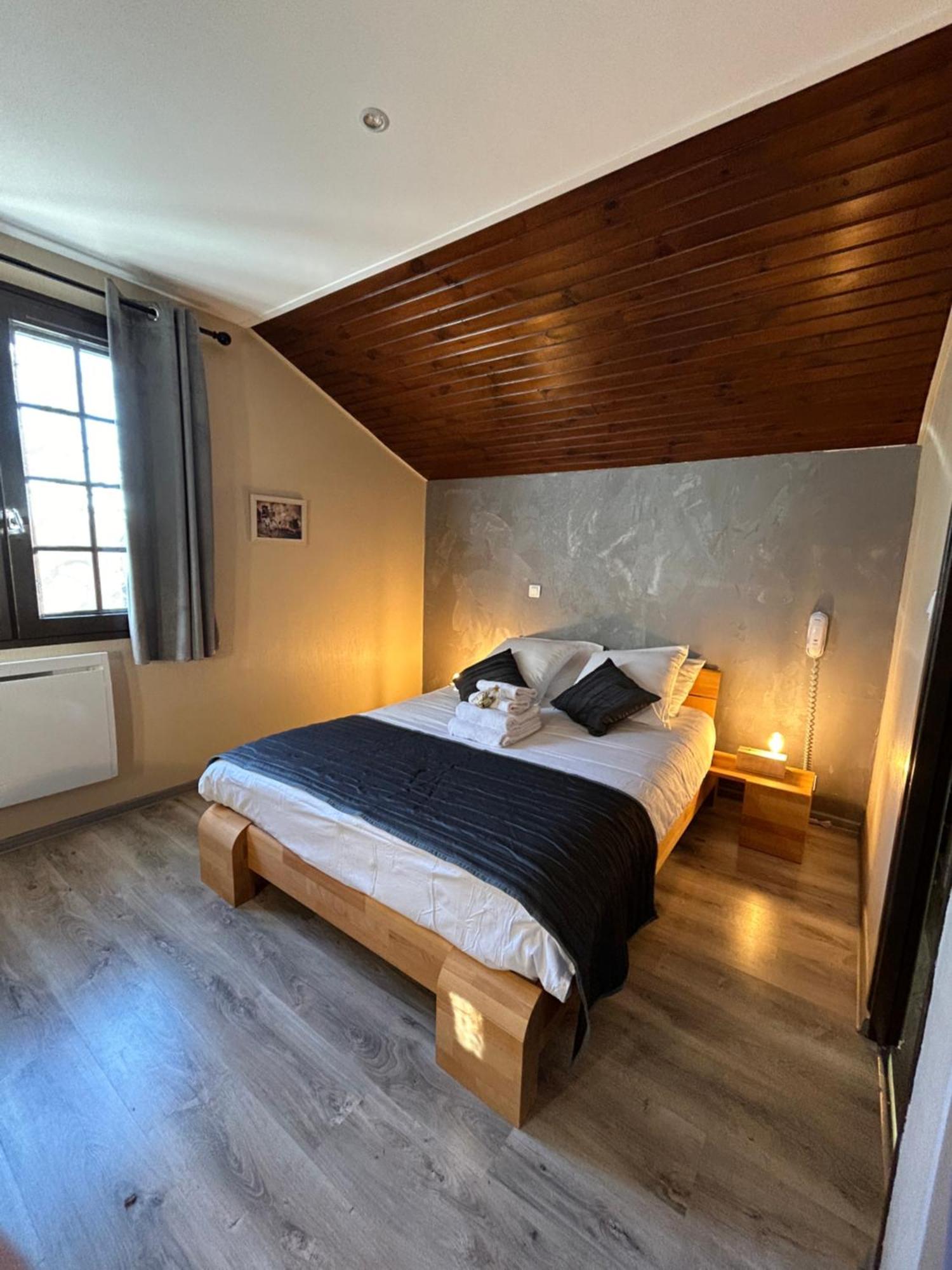 Logis Le Relais De La Voie Sacree Issoncourt Exterior foto